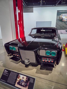 Los Angeles, ABD - 30 Kasım 2025 Petersen Otomotiv Müzesi. 1966 Chrysler İmparatorluğu Siyah Güzellik
