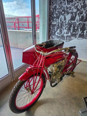 Los Angeles, ABD - 30 Kasım 2025 Petersen Otomotiv Müzesi. 1915 Hint V-Twin