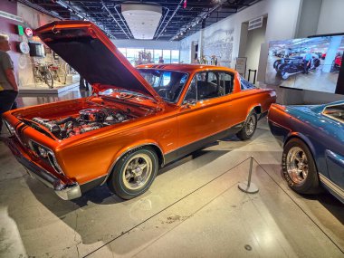 Los Angeles, ABD - 30 Kasım 2025 Petersen Otomotiv Müzesi. 1966 Plymouth Baraküda