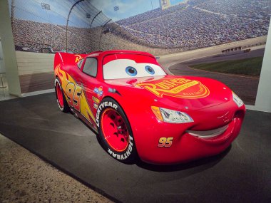 Los Angeles, ABD - 30 Kasım 2025 Petersen Otomotiv Müzesi. Şimşek McQueen