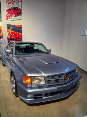 Los Angeles, ABD - 30 Kasım 2025 Petersen Otomotiv Müzesi. 1990 Mercedes-Benz 560SEC