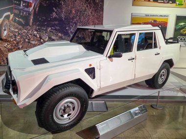 Los Angeles, ABD - 30 Kasım 2025 Petersen Otomotiv Müzesi. 1989 Lamborghini LM002