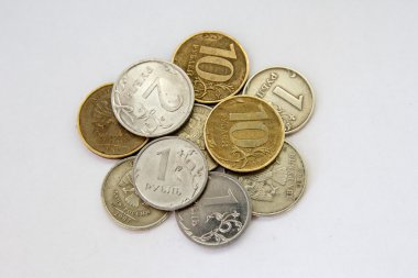 Beyaz bir arka plan üzerinde Rublesi paralar