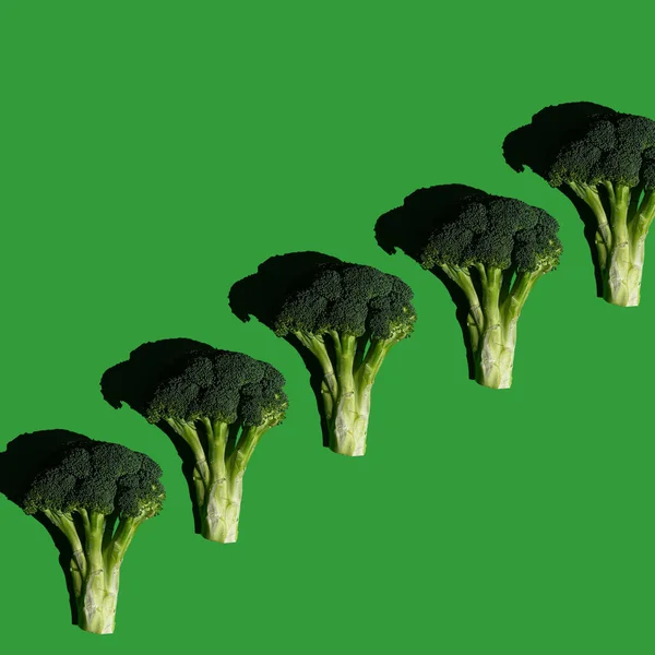 Modello Broccoli Fondo Verde Solido Dieta Sana Cibo Colorato Fresco — Foto Stock