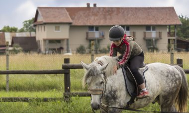 Beyaz atlı genç kız