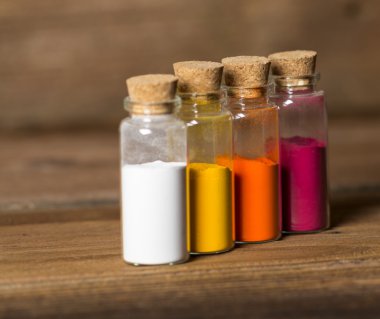 Renkli toz ile cam şişe