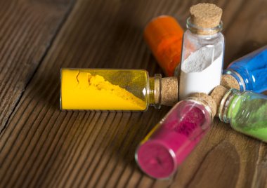 Renkli toz ile cam şişe