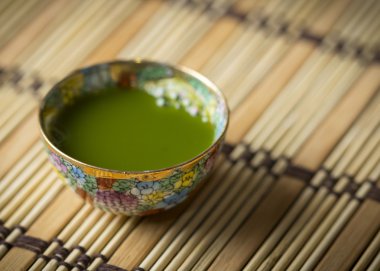 Küçük bir süslü fincan yeşil matcha