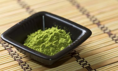 Küçük bir siyah plaka yeşil matcha