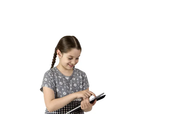 Jong meisje werkt op een Tablet PC — Stockfoto