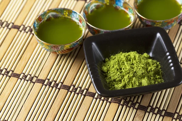 Küçük bir süslü bardak yeşil matcha — Stok fotoğraf