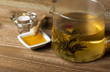 Çiçeklenme çay çiçek ve ballı çaydanlık