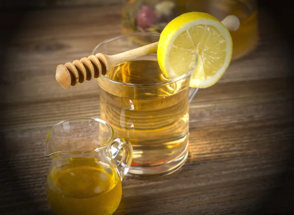 Czajniczek z plasterkiem cytryny i herbata — Zdjęcie stockowe