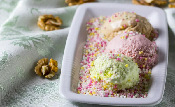 Farklı aromalı dondurma 