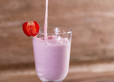 Çilekli milkshake bir cam yağmaya