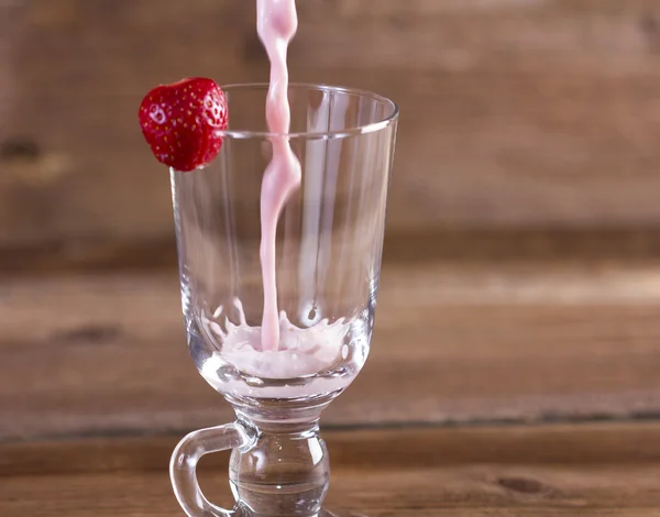 Verter el batido de fresa en un vaso — Foto de Stock