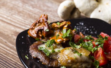 Fried mantar domates ile