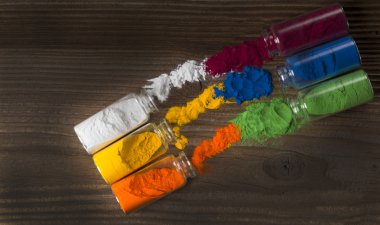 Renkli tozla dolu cam şişeler