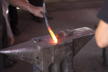 Demirci ile ısıtılan metal çalışma