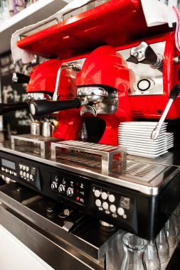 Kahve makinesi bir fincan kahve yapıyor..