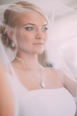 Moda, peçe evde poz ile güzel gelin portresi 