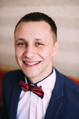 Damat sabah onun düğün için hazırlanıyor