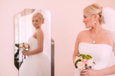 Moda, peçe evde poz ile güzel gelin portresi 