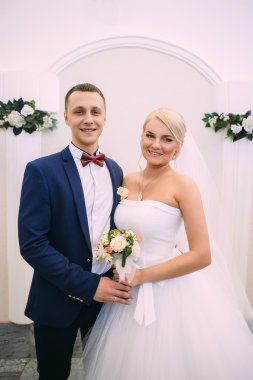 Gelin ve damat evlilik kayıt üzerinde. Damat bakar