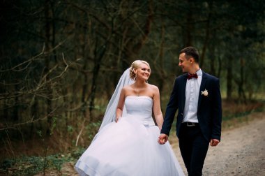 Gelin ve damat gün açık havada bahar doğa üzerinde sarılma düğününde