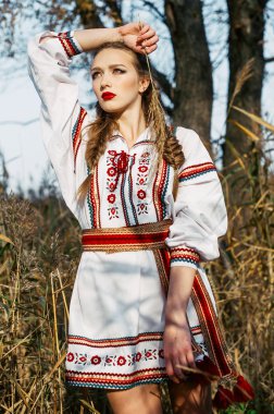 Ulusal Belarus giyim, fas yaz alanında genç kız