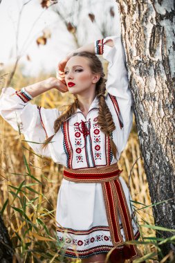 Ulusal Belarus giyim, fas yaz alanında genç kız