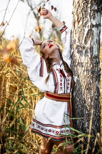 Jovem no campo de verão em roupas nacionais da Bielorrússia, fas — Fotografia de Stock