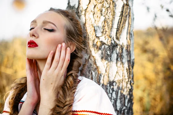 Chica joven en el campo de verano en ropa nacional de Bielorrusia, fas — Foto de Stock