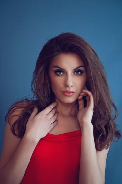 uzun ve dalgalı saçlar ve b genç bir bayanla studio portresi