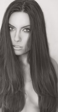 Su damlası ile güzel ıslak kadın yüz close-up. Yeşil b