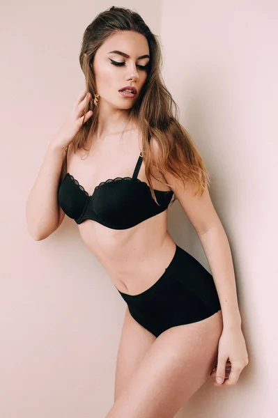 Mode foto van sexy glamour vrouw met donker haar dragen elega — Stockfoto