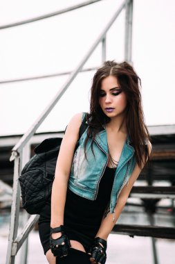 Unna deli sihir şık seksi gülümseyen güzel genç kadın mod