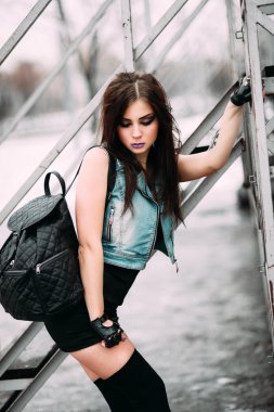 Unna deli sihir şık seksi gülümseyen güzel genç kadın mod