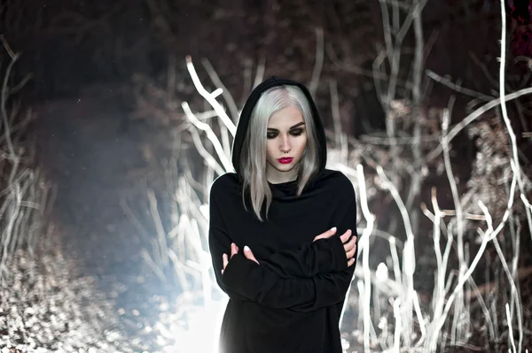 Bir orman Gotik bir kadında doz. 