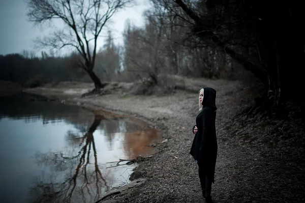 Aufnahme einer gotischen Frau in einem Wald. — Stockfoto