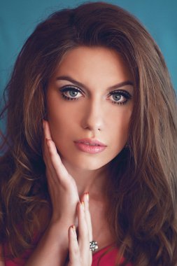 uzun ve dalgalı saçlar ve b genç bir bayanla studio portresi