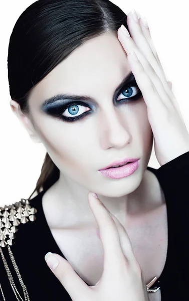 Joven hermosa mujer en negro con maquillaje de moda gótica, posi — Foto de Stock