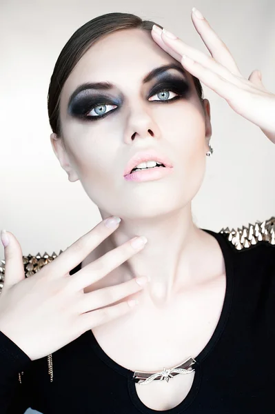 Junge schöne Frau in Schwarz mit Gothic Fashion Make-up, posi — Stockfoto