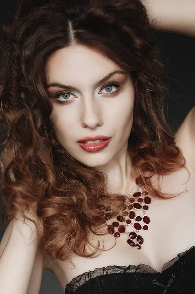 美丽的黑色的紧身胸衣卷曲红发年轻女人. — 图库照片