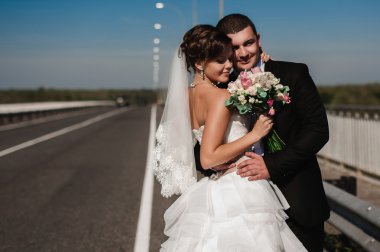 Gülümseyen bir evli çift bir kırsal ro yürüyüş portresi