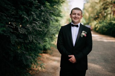 düğün günü. Damat kalıyor ve giyen siyah klasik c uyanma