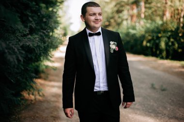 düğün günü. Damat kalıyor ve giyen siyah klasik c uyanma