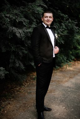 düğün günü. Damat kalıyor ve giyen siyah klasik c uyanma