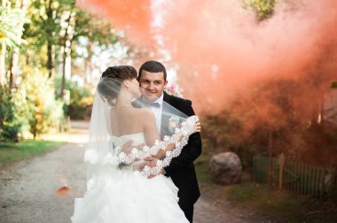 Zarif genç mutlu evlilik çift yeşil çimlere oturup 