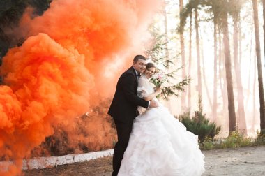 Zarif genç mutlu evlilik çift yeşil çimlere oturup 